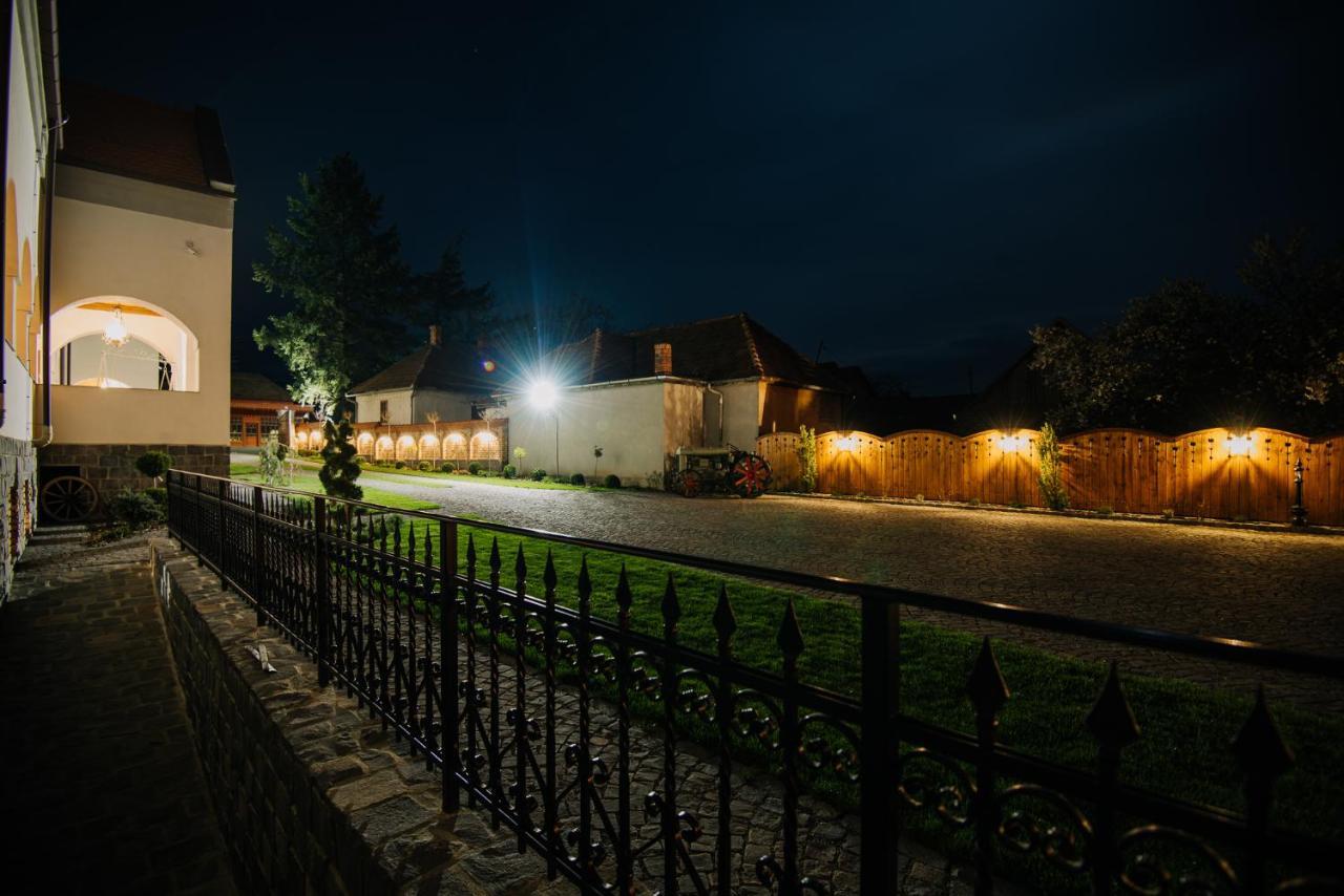 Molnos Kuria Pension Corund  Extérieur photo