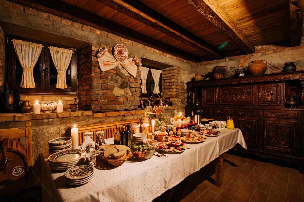 Molnos Kuria Pension Corund  Extérieur photo